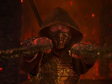 In Mortal Kombat 2 ist Scorpion, gespielt von Hiroyuki Sanada, in einer feurigen Kampfszene zu sehen.