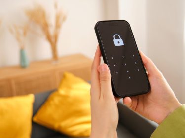 Zwei Hände halten ein Android-Smartphone, das einen Sperrbildschirm zeigt.