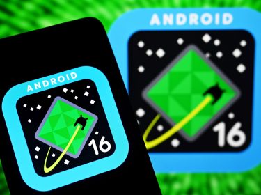 Das Android-16-Logo ist auf einem Smartphone abgebildet