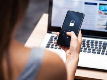 Eine Frau entsperrt ihr Android-Smartphone.