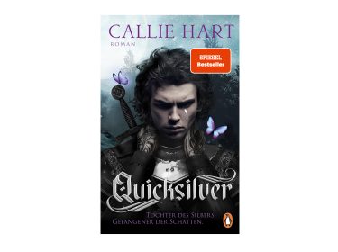 Auf dem Cover von Callie Harts Roman „Quicksilver“ aus der Quicksilver Reihenfolge ist ein junger Ritter mit dunklem Haar und traurigem Blick dargestellt. Eine Träne läuft über seine Wange, während zwei lilafarbene Schmetterlinge um ihn fliegen. Der Hintergrund zeigt einen nächtlichen Wald mit Mondlicht. Das Buch ist als SPIEGEL Bestseller gekennzeichnet.