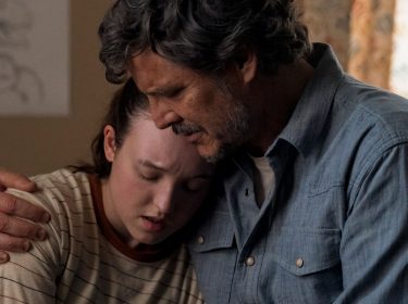 In dem Ende-erklärt-Artikel zur 2. Staffel von The Last of Us siehst Du Joel, gespielt von Pedro Pascal, wie er Ellie, dargestellt von Bella Ramsey, tröstend in den Arm nimmt.