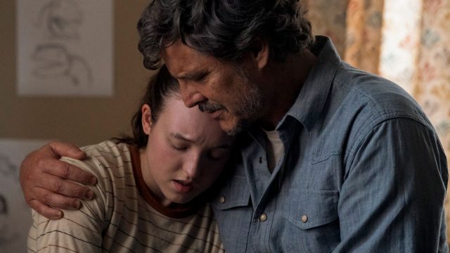 In dem Ende-erklärt-Artikel zur 2. Staffel von The Last of Us siehst Du Joel, gespielt von Pedro Pascal, wie er Ellie, dargestellt von Bella Ramsey, tröstend in den Arm nimmt.