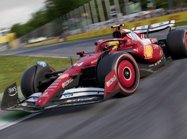 Im Bild zum F1 25 Test ist der virtuelle Formel-1-Wagen von Lewis Hamilton in einer dynamischen Rennszene zu sehen. Das Fahrzeug trägt das typische dunkelrote Farbschema mit Sponsorenlogos wie Shell, Unicredit und HP. Hamilton sitzt im Cockpit mit goldenem Helm, während der Wagen auf einer Rennstrecke mit hohem Tempo durch eine Kurve fährt.