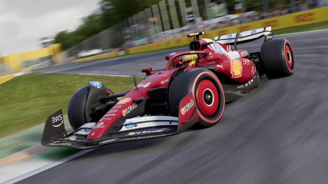 Im Bild zum F1 25 Test ist der virtuelle Formel-1-Wagen von Lewis Hamilton in einer dynamischen Rennszene zu sehen. Das Fahrzeug trägt das typische dunkelrote Farbschema mit Sponsorenlogos wie Shell, Unicredit und HP. Hamilton sitzt im Cockpit mit goldenem Helm, während der Wagen auf einer Rennstrecke mit hohem Tempo durch eine Kurve fährt.
