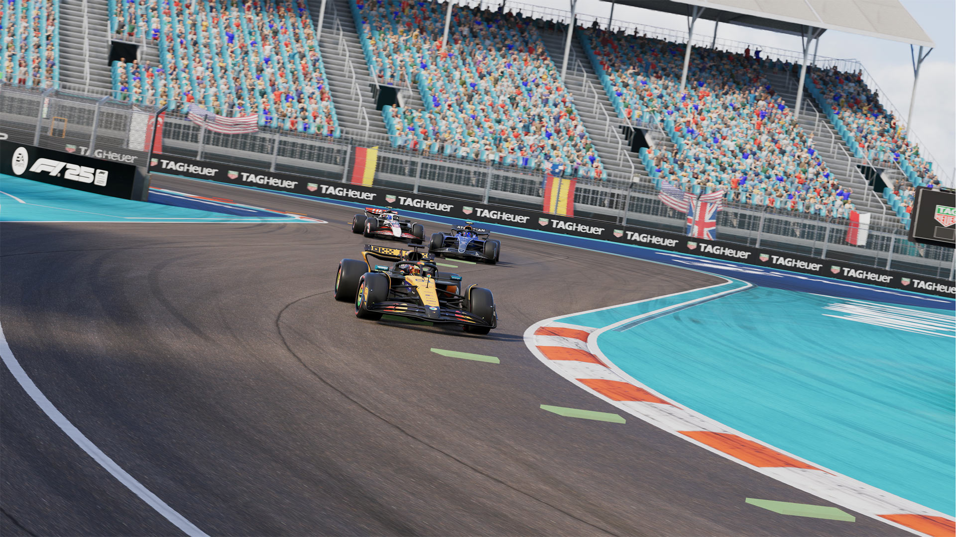 Im Bild zum F1 25 Test liefern sich drei Formel-1-Boliden auf einer modernen Stadtrennstrecke ein Kopf-an-Kopf-Rennen. Der führende Wagen fährt durch eine Kurve mit auffälligem blau-orangefarbenem Randbereich. Die Tribünen im Hintergrund sind voll besetzt, während Banner von TAG Heuer und Länderflaggen die Atmosphäre verstärken.