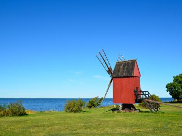 Alte rote Windmühle an der Küste der schwedischen Insel Öland.