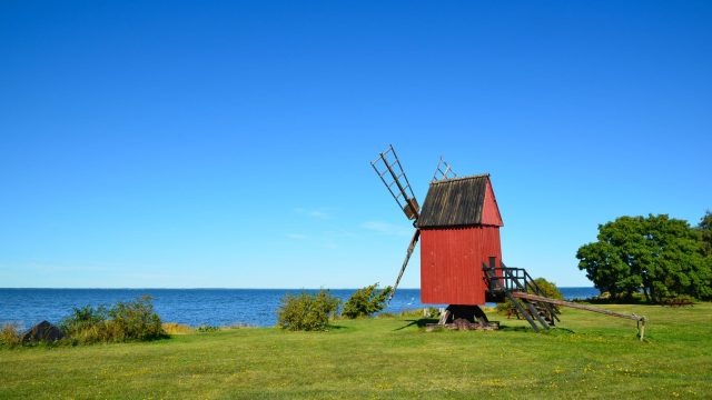 Alte rote Windmühle an der Küste der schwedischen Insel Öland.