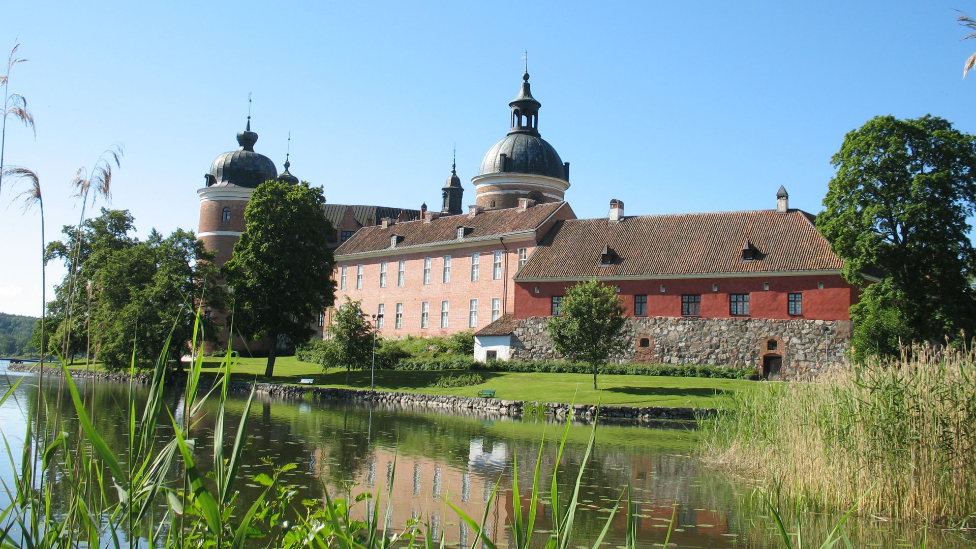 Blick vom Wasser auf das Schloss Gripsholm in Mariefred, Schweden