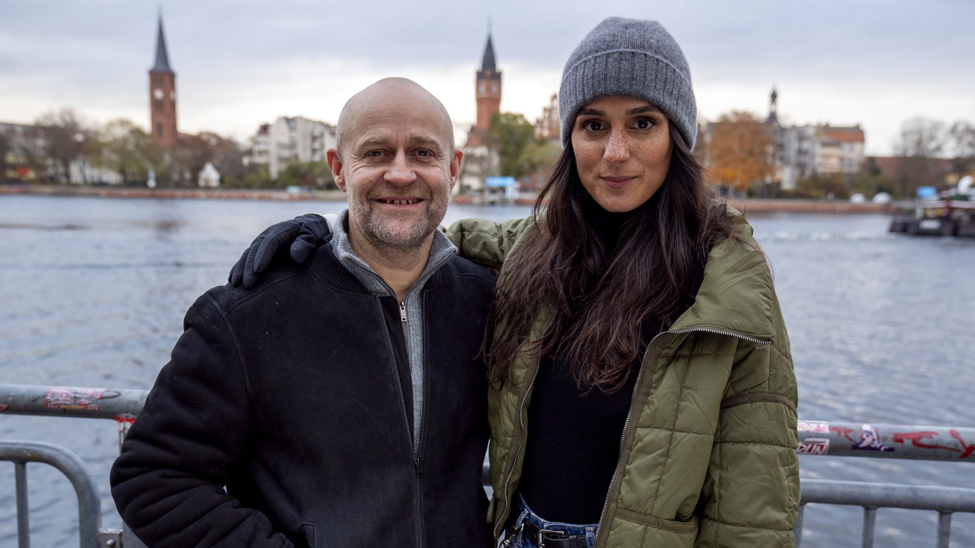 Zwei Schauspieler:innen posieren für die Kamera am Set einer ZDF-Serie.