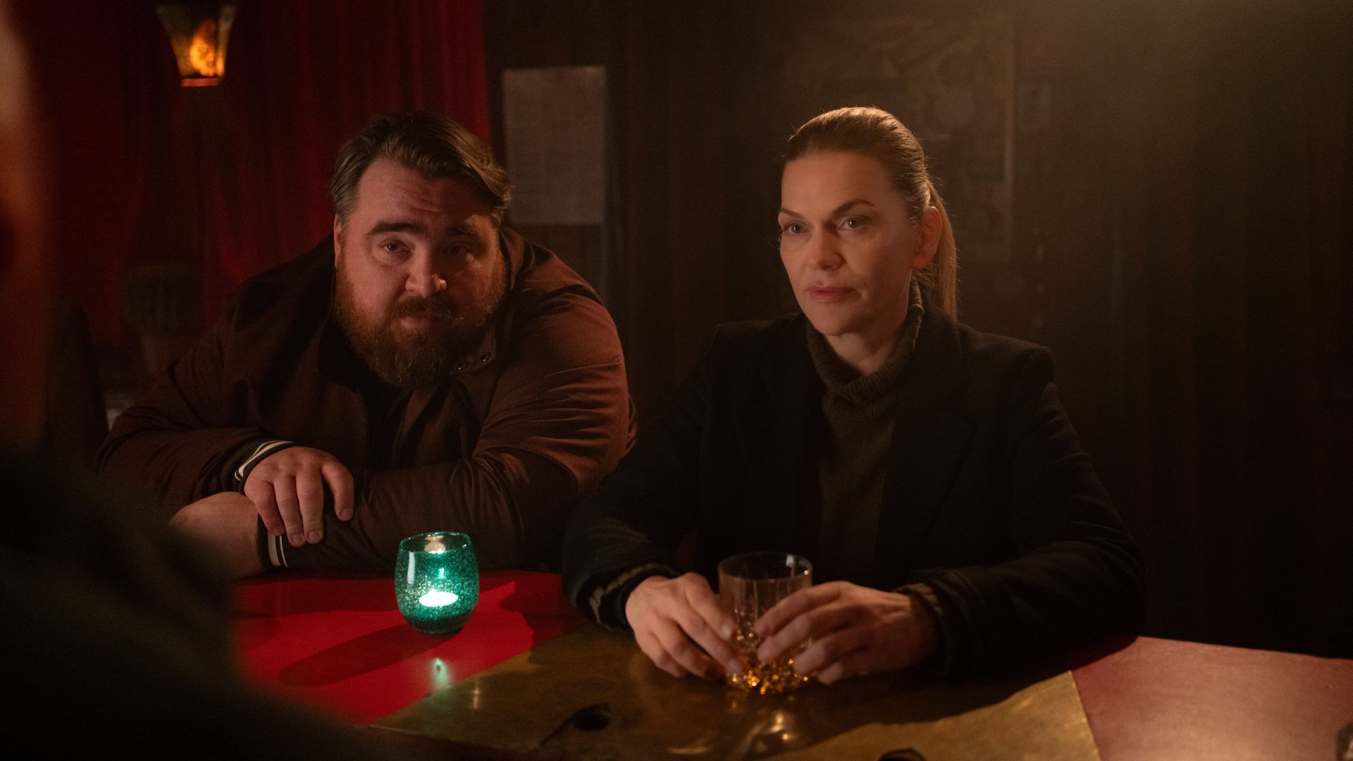 Tristan Seith und Anna Loos sitzen an einer Bar.