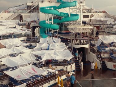 Produktionsstandbild aus der Netflix-Doku „Trainwreck: Poop Cruise“ vom Bord des Schiffs.