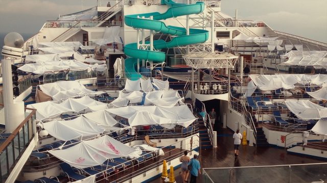 Produktionsstandbild aus der Netflix-Doku „Trainwreck: Poop Cruise“ vom Bord des Schiffs.