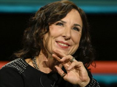 Eine Frau lächelt in die Kamera