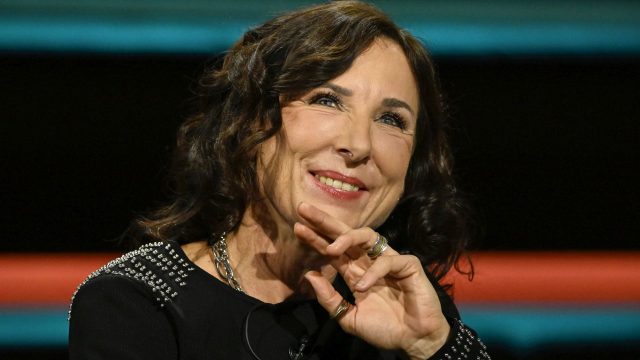 Eine Frau lächelt in die Kamera