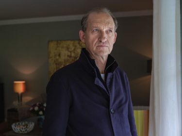 Peter Heinrich Brix steht in einer Szene von 