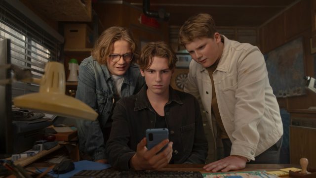 Im Bild in den GigaTV-Highlights im Juni 2025 sind die drei ??? in einer spannenden Szene aus dem Film „Die drei ??? und der Karpatenhund“ zu sehen. Justus (Julius Weckauf), Peter (Nevio Wendt) und Bob (Levi Brandl) schauen konzentriert auf ein Smartphone, während sie sich in einem vollgestellten Ermittlungsbüro befinden