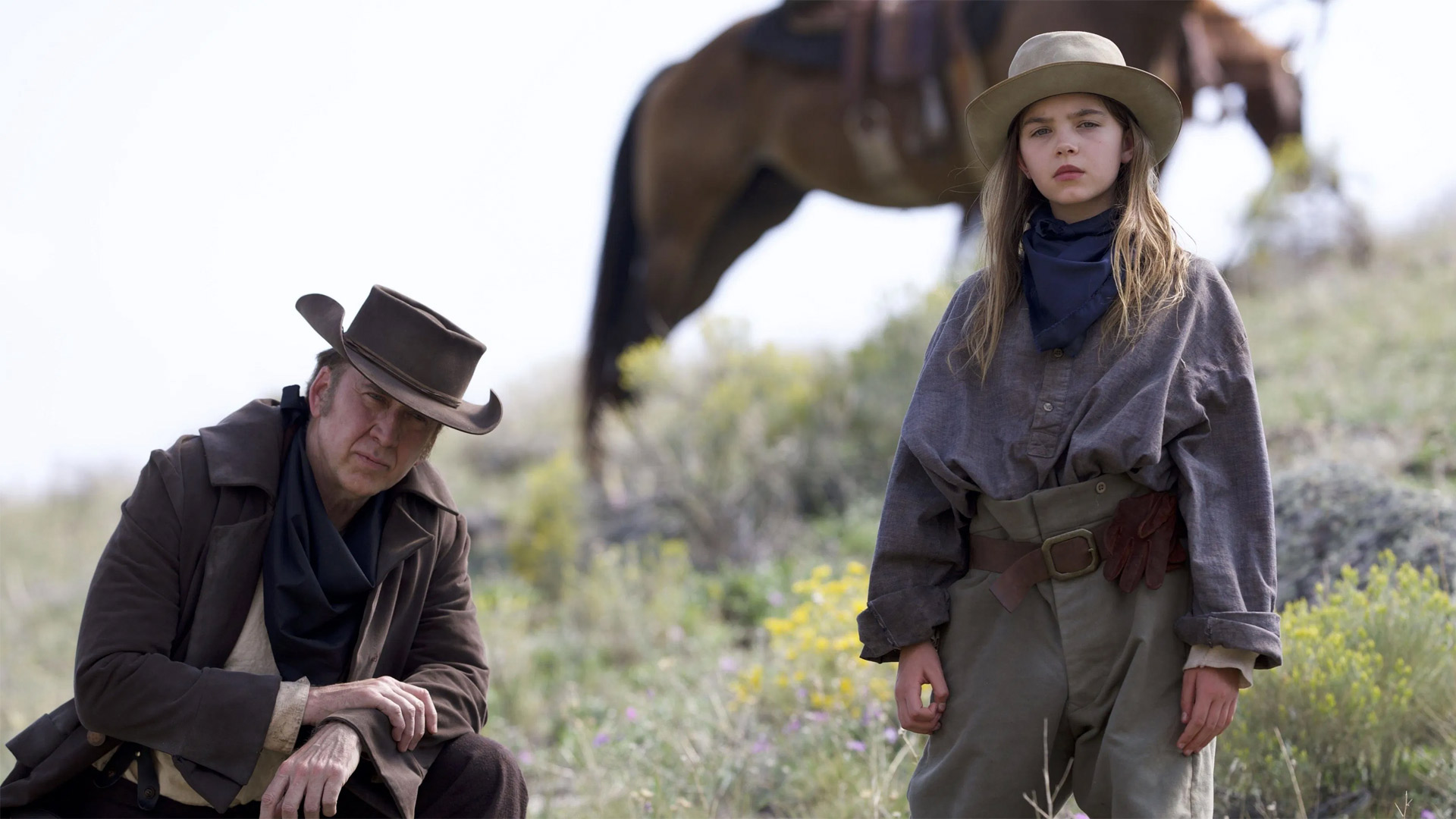 Im Bild in den GigaTV-Highlights im Juni 2025 sind Nicolas Cage als Ex-Revolverheld Colton Briggs und Ryan Kiera Armstrong als seine Tochter Brooke in einer Szene aus dem Film „The Old Way“ zu sehen.