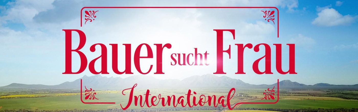 Offizielles Pressebild zur RTL-Sendung „Bauer sucht Frau international Staffel 7“ mit dem prominent platzierten Logo in roter Schrift. Im Hintergrund ist eine weite, sonnige Landschaft mit Feldern, Wiesen und Bergen unter einem teils bewölkten Himmel zu sehen. Das Bild vermittelt eine romantische, naturnahe Stimmung und bewirbt die internationale Ausgabe der beliebten Kuppelshow.