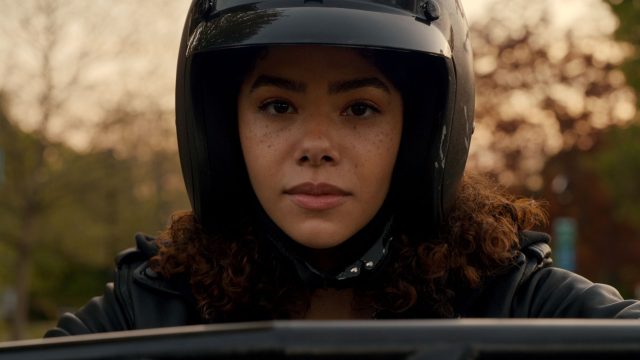 Antonia Gentry fährt als Ginny Miller auf einem Motorrad in "Ginny & Georgia"