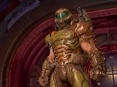 Auf dem Bild zur Doom Reihenfolge ist der Doom Slayer aus dem Spiel Doom Eternal zu sehen. Er trägt eine schwer gepanzerte grün-bronzene Rüstung mit Helm und steht in einer futuristischen, rot beleuchteten Umgebung.