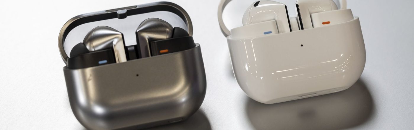 Die Galaxy Buds3 Pro und Buds3 sind auf einem Tisch ausgestellt.