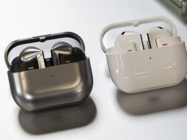 Die Galaxy Buds3 Pro und Buds3 sind auf einem Tisch ausgestellt.
