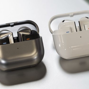 Die Galaxy Buds3 Pro und Buds3 sind auf einem Tisch ausgestellt.