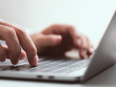 Das Bild zeigt eine Nahaufnahme von Händen, die konzentriert auf einer Laptoptastatur tippen – stellvertretend für die Erstellung digitaler Inhalte oder KI-Anwendungen. Es wird symbolisch genutzt im Zusammenhang mit dem Thema „eigenes GPT erstellen“ und vermittelt einen modernen, produktiven Arbeitsmoment mit Fokus auf Technologie und künstliche Intelligenz.