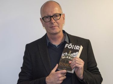 Schriftsteller Andreas Föhr posiert mit seinem Buch 
