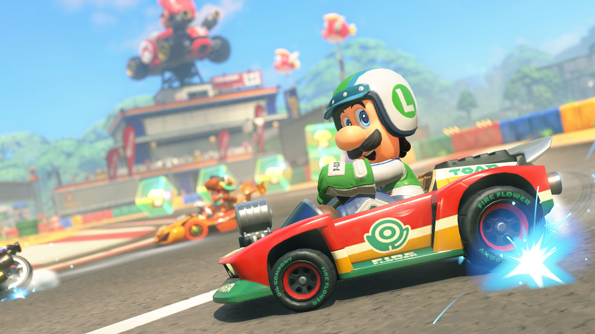 Im Bild zu Mario Kart World Tipps driftet Luigi in seinem roten Kart mit grün-weißer Rennkleidung dynamisch um eine Kurve. Im Hintergrund sind weitere Fahrer sowie eine bunte Rennkulisse mit Zuschauern und Figuren aus dem Mario-Universum zu sehen. Die Szene vermittelt Geschwindigkeit und Spannung im typischen Comic-Stil des Spiels.