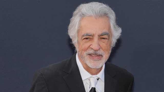 Criminal-Minds-Star Joe Mantegna vor dunkelblauem Hintergrund.