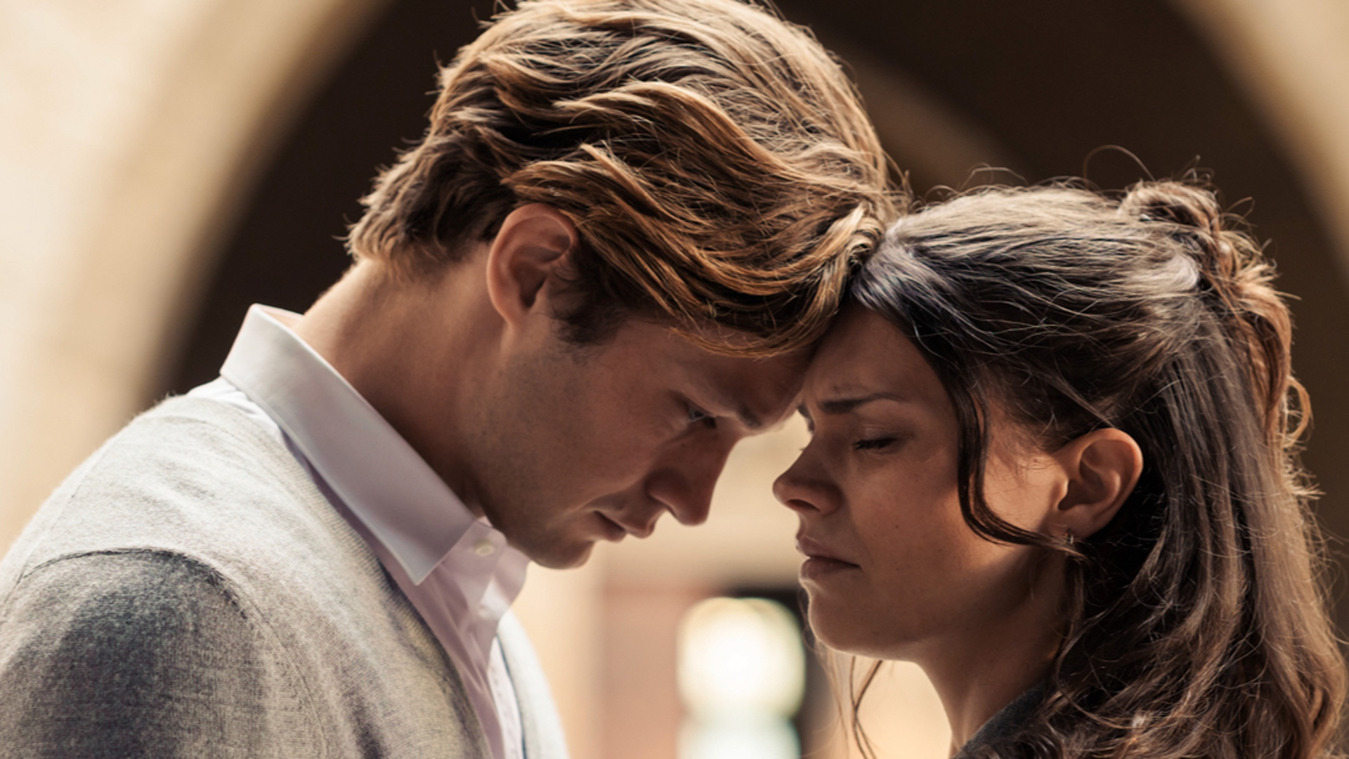 In dieser emotionalen Szene aus Maxton Hall Staffel 3 stehen sich Damian Hardung als James Beaufort und Harriet Herbig-Matten als Ruby Bell mit geschlossenen Augen Stirn an Stirn gegenüber. Beide wirken tief bewegt, ihre Mimik zeigt Schmerz und Nähe zugleich. Der Hintergrund ist unscharf, wodurch der Fokus vollständig auf der intensiven Verbindung der beiden Hauptfiguren liegt.