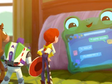 Diese Zeichnung zu Toy Story 5 zeigt Buzz Lightyear, Jessie und das Pferd Bullseye in einem Kinderzimmer, wie sie vor einem großen, fröhlich dreinblickenden Frosch mit Bildschirmgesicht stehen. Auf dem Bildschirm sind bunte Chatblasen zu sehen.