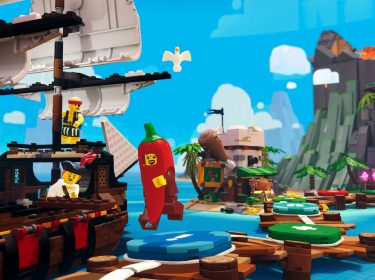 Szene aus LEGO Party!: Eine LEGO-Figur im Chilikostüm läuft über ein buntes Spielbrett. Links liegt ein großes Piratenschiff mit Figuren an Bord. Im Hintergrund sind ein Vulkan und Pflanzen zu sehen.