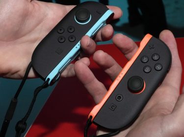 Mann hält 2 Controller für die Switch 2 in seinen Händen