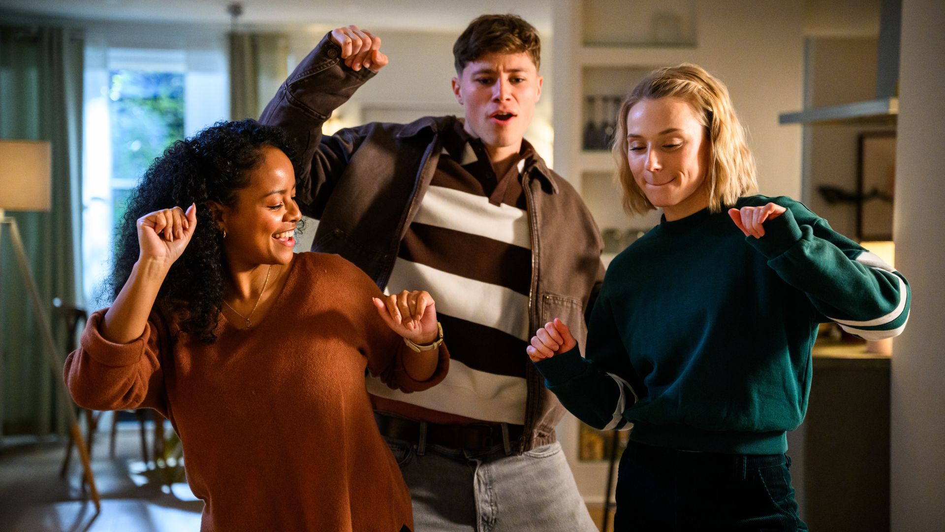 Catherine Chikosi, Oscar Nadermann und Antonia Döring tanzen in einer Szene von "Bettys Diagnose".
