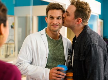 Moritz von Zeddelmann gibt Florian Frowein einen Kuss auf die Wange in 