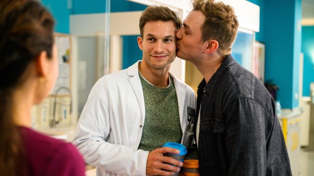 Moritz von Zeddelmann gibt Florian Frowein einen Kuss auf die Wange in "Bettys Diagnose"