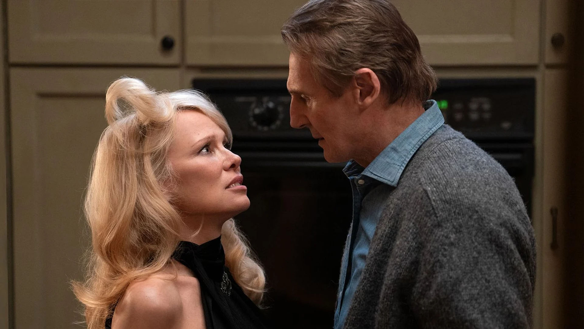 Pamela Anderson und Liam Neeson in Die nackte Kanone