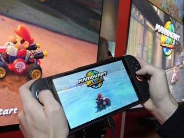 Mann zockt Mario Kart World auf der Nintendo Switch 2