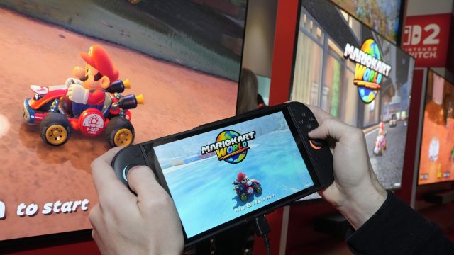 Mann zockt Mario Kart World auf der Nintendo Switch 2