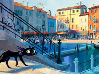 Auf dem Bild zum Pixar-Animationsfilm Gatto steht eine schwarze Zeichentrickkatze mit großen grünen Augen an einer Steintreppe. Im Hintergrund sieht man eine Stadt mit bunten Häusern, Gondeln im Wasser und Menschen auf einem sonnigen Platz.