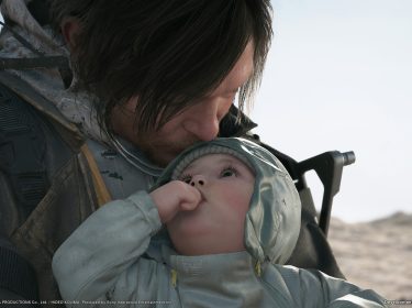 Auf dem Bild aus Death Stranding 2 ist Sam Porter Bridges, gespielt von Norman Reedus, in einer intimen Szene mit dem Baby Lou zu sehen. Behutsam hält er das Kind in den Armen und berührt liebevoll dessen Stirn. Die emotionale Nähe der Figuren spiegelt zentrale Themen der Death Stranding 2 Story wider.