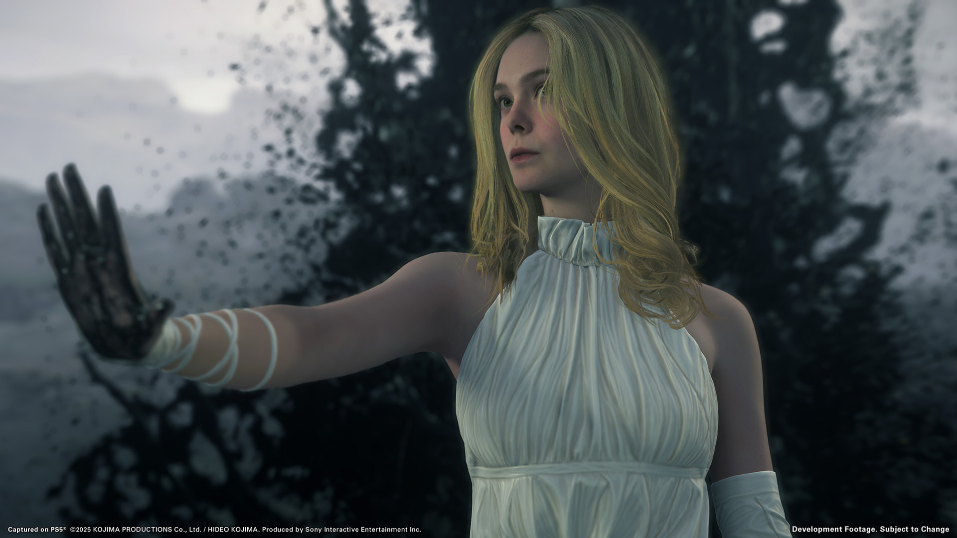 Im Bild aus Death Stranding 2 ist die geheimnisvolle Figur Tomorrow, gespielt von Elle Fanning, in einem dramatischen Moment zu sehen. Sie trägt ein weißes Kleid und streckt die Hand entschlossen einer schwarzen, flüssigen Masse entgegen. Die Szene wirkt symbolisch und betont zentrale Motive der Death Stranding 2 Story.