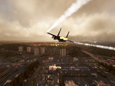 Ein Flugzeug stürzt in „Broken Arrow“ über einer Stadt ab.