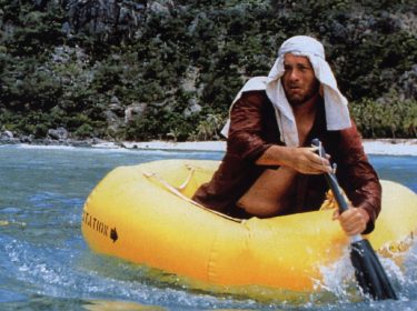 Tom Hanks auf einem Schlauchboot im Meer in einer Szene des Films 