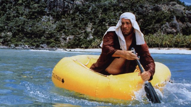 Tom Hanks auf einem Schlauchboot im Meer in einer Szene des Films "Cast Away"