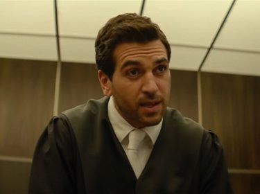 Elyas M'Barek als Rechtsanwalt vor Gericht in einer Szene des Films 