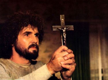 Schauspieler James Brolin hält im Film 